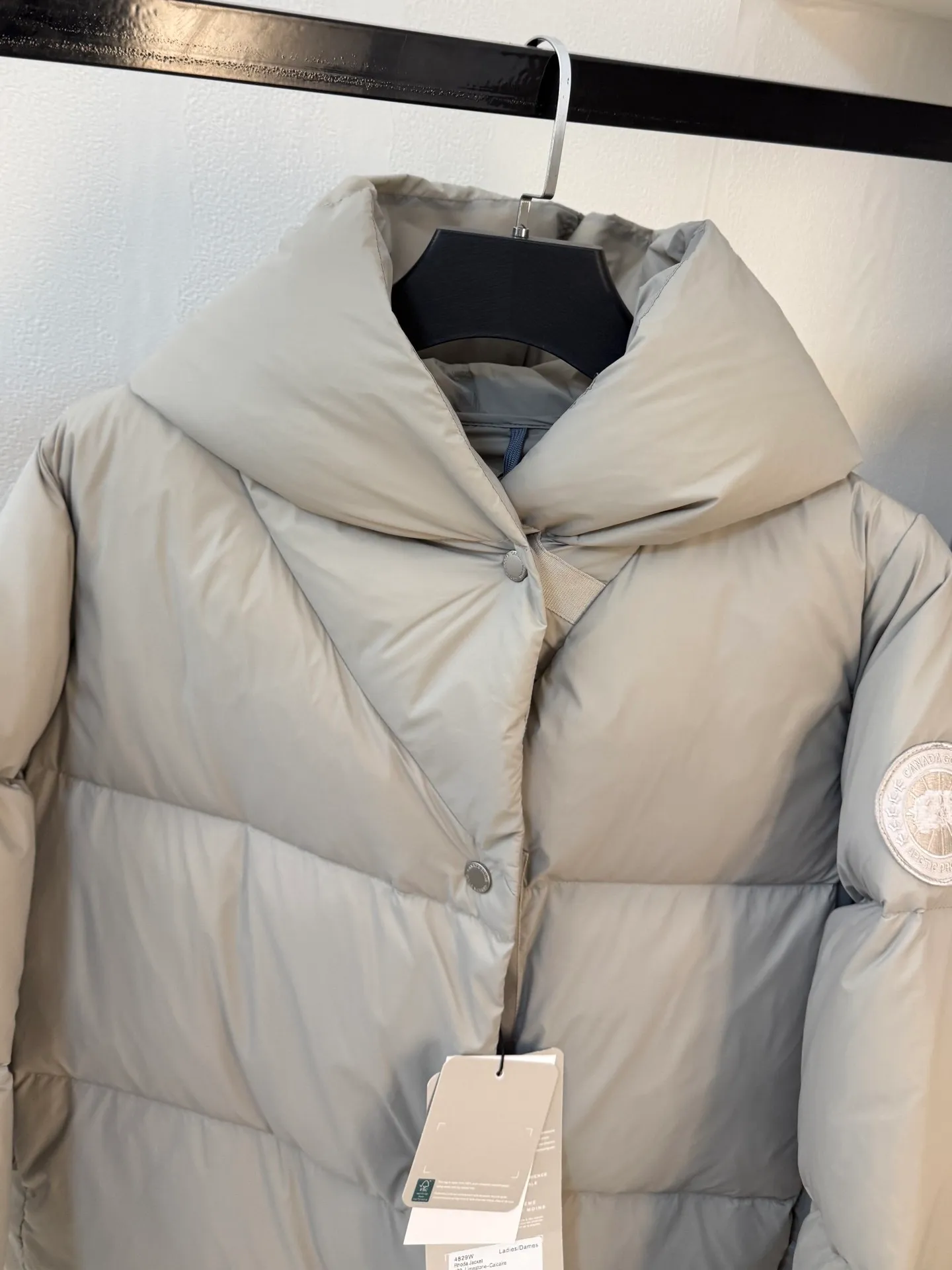 P1100 Top-quality original Canada Goose new model for autumn and winter. It is warm and has no sense of restraint. It is made of national standard 90 white duck down. It is light and elegant, giving you all-round warmth! The appearance of the upper body is more classy and stylish, allowing warmth and grace to go hand in hand. The multiple car lines on the center line are strict and symmetrical, keeping warm and waiting. The logo on the chest embellishes the whole piece! The unique taste goes deep into the bone marrow. It is age-reducing and full of warmth. It has a simple and elegant look and has the same color for men and women. Black Gray Size: XS-S M L